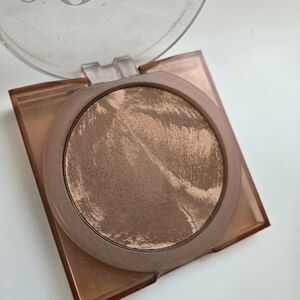 Huda Beauty GloWish Soft Radiance Bronzing Powder